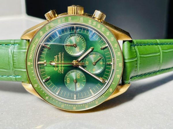 Replica Omega Speedmaster Moonwatch in Moonshine Gold YG RMF Best Edition Green Dial on Green Leather Strap Manual Chrono - Image 3