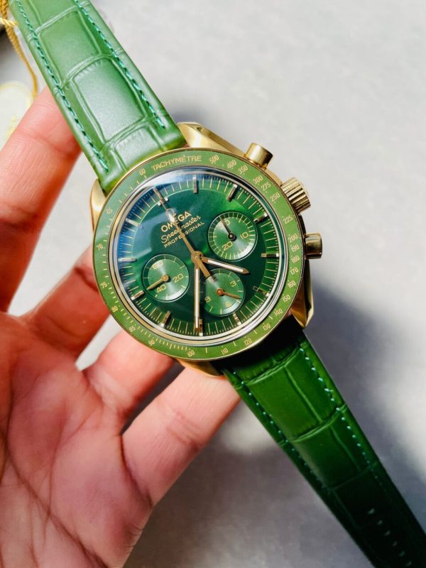 Replica Omega Speedmaster Moonwatch in Moonshine Gold YG RMF Best Edition Green Dial on Green Leather Strap Manual Chrono