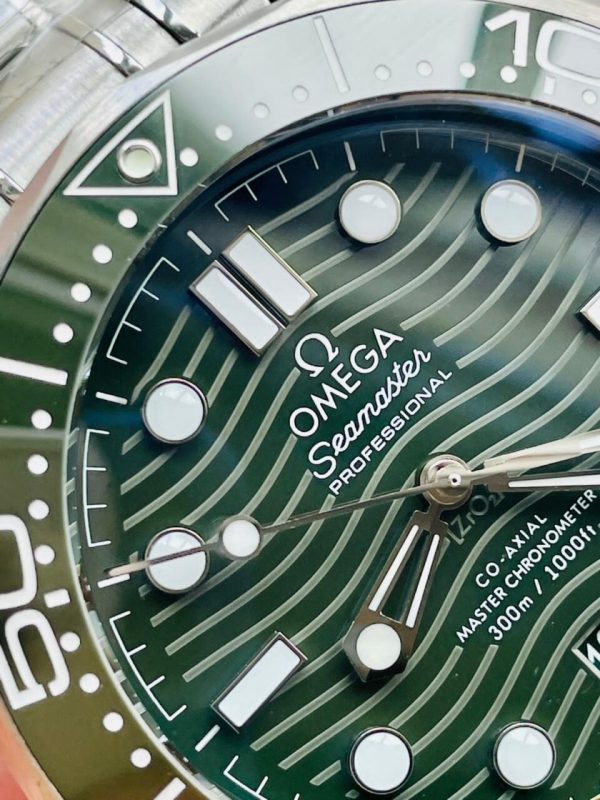 Replica Omega Seamaster Diver 300M SS/Green Ceramic Bezel ORF 1:1 Best Edition Green Dial on SS Bracelet A8800 - Image 6