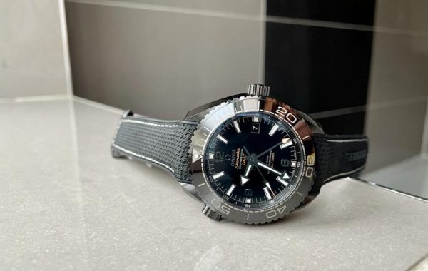 Replica Omega Seamaster Planet Ocean 600M Deep Black In Red GMT 215.92.46.22.01.001 VSF PVD Black Dial Swiss 8906 - Image 4