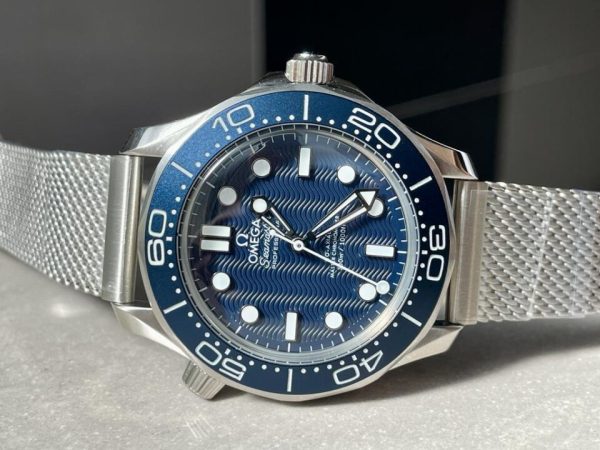 Replica Omega SEAMASTER 300M 42MM JAMES BOND 60TH ANNIVERSARY VSF BEST EDITION ON MESH BRACELET A8806 - Image 5