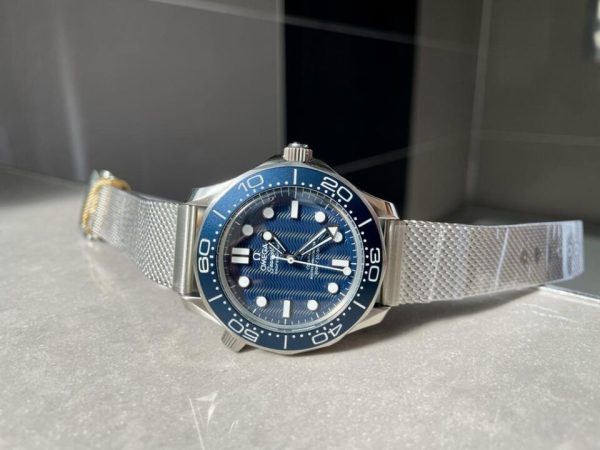 Replica Omega SEAMASTER 300M 42MM JAMES BOND 60TH ANNIVERSARY VSF BEST EDITION ON MESH BRACELET A8806 - Image 6