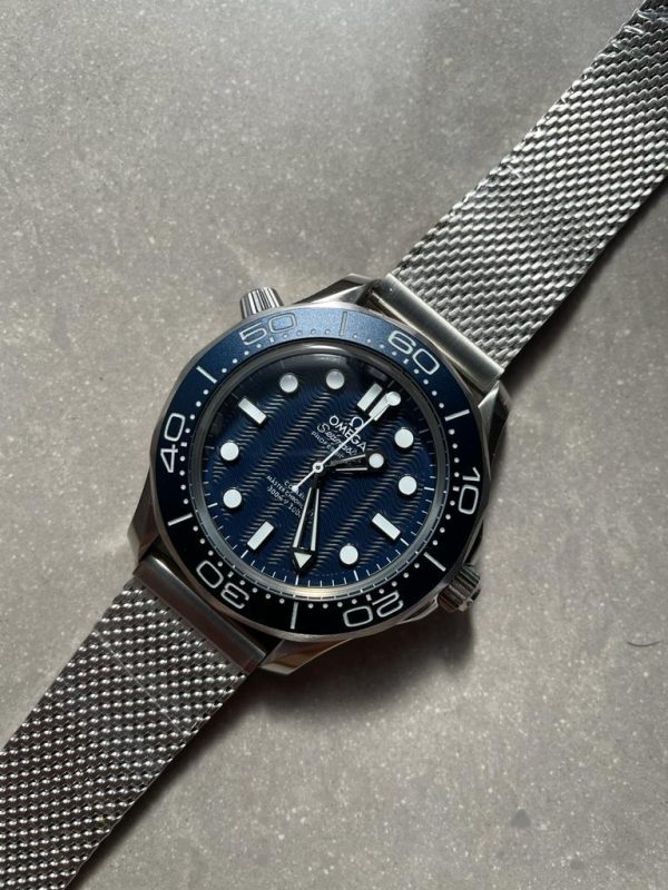 Replica Omega SEAMASTER 300M 42MM JAMES BOND 60TH ANNIVERSARY VSF BEST EDITION ON MESH BRACELET A8806 - Image 4