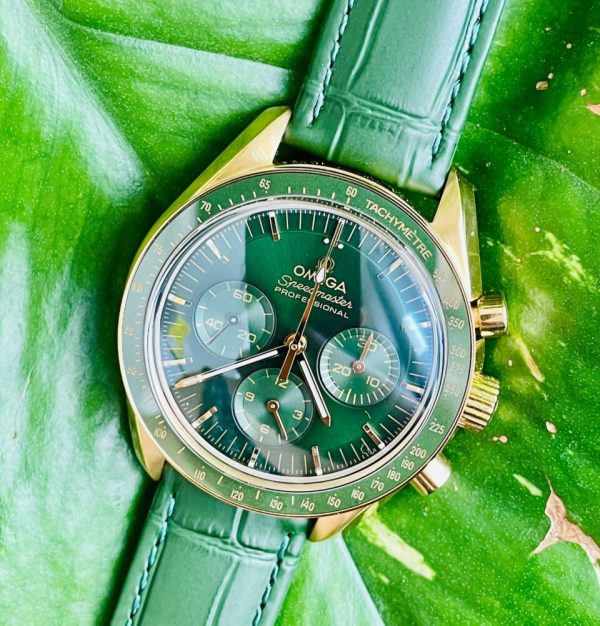 Replica Omega Speedmaster Moonwatch in Moonshine Gold YG RMF Best Edition Green Dial on Green Leather Strap Manual Chrono - Image 2